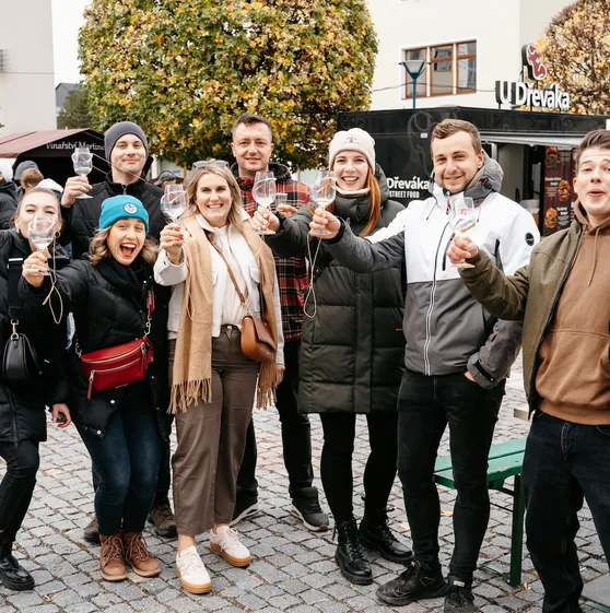 Vinař nalévá víno do sklenice