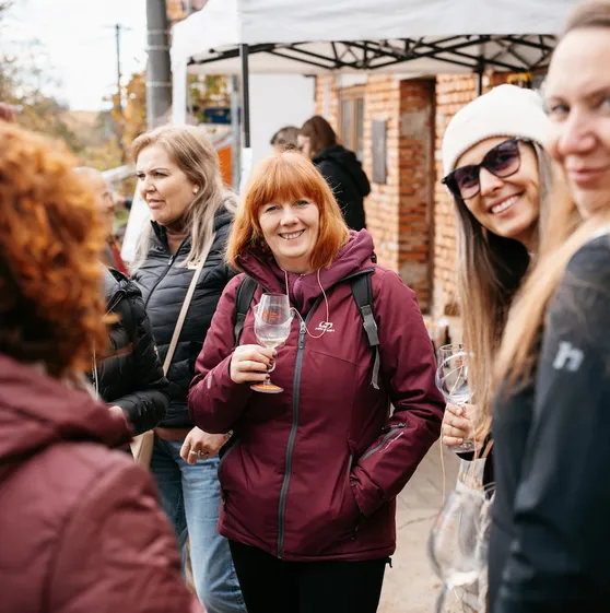 Vinař nalévá víno do sklenice